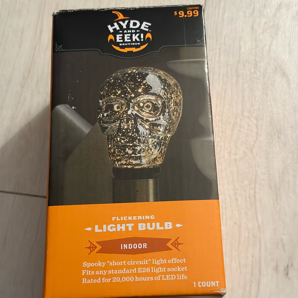 New Hyde and Eek flickering skull light bulb- indoor
halloween